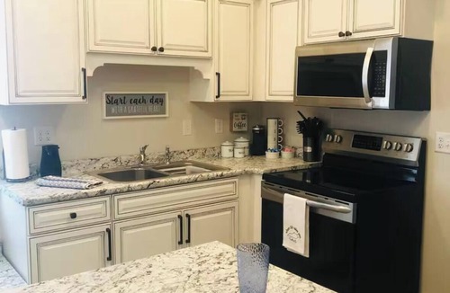 Scottsville Apartment | Beautiful 2-bedroom loft apartment with AC in charming Downtown Scottsville