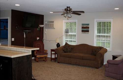 Moscow Cabin | Beautiful Cabin near the Cedar River for a Perfect Family Vacation in Letts, Iowa