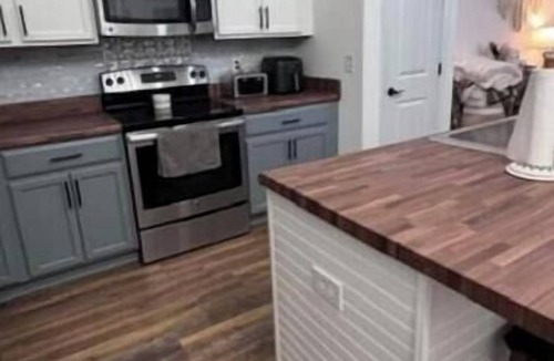 Clarksville House | Beautiful, Cozy and Airy Retreat with Lots of Character - NO CLEANING FEE