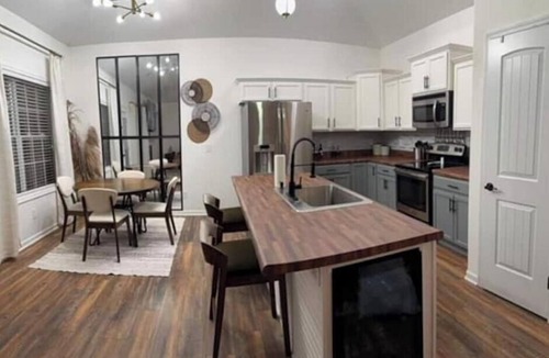 Clarksville House | Beautiful, Cozy and Airy Retreat with Lots of Character - NO CLEANING FEE