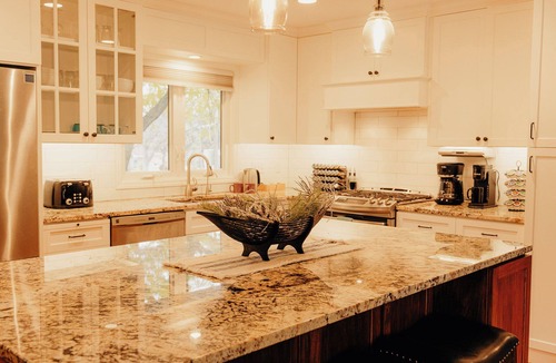 Burnsville House | Beautiful Modern Home+Infrared Sauna+Jetted Tub+Dogs OK+Fast Wifi+King Bed