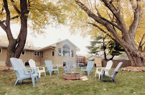 Burnsville House | Beautiful Modern Home+Infrared Sauna+Jetted Tub+Dogs OK+Fast Wifi+King Bed
