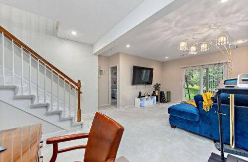 Gladstone House | Beautiful Townhome 11 minutes to Downtown townhouse