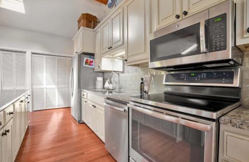 Lowell House | Beaver Lake Oasis - Backyard Lake Access - 6 beds