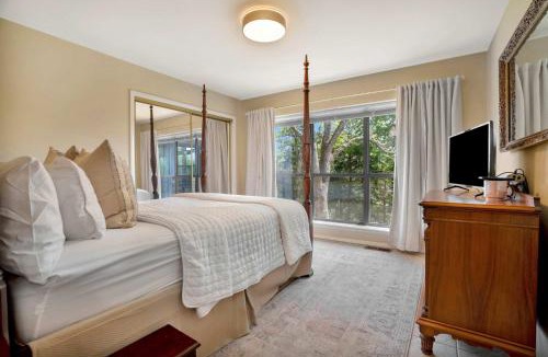 Lowell House | Beaver Lake Oasis - Backyard Lake Access - 6 beds