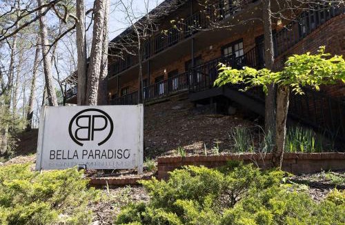 Eureka Springs Historic District Apartment | Bella Paradiso 13 King Bed Studio Walk to Downton