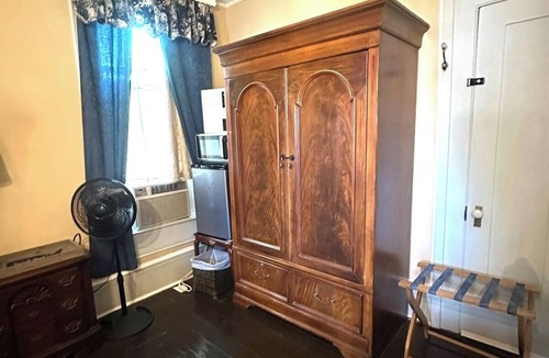 Shelbyville House | Belmont Inn Historic 1852 Evans House 5 bedrooms 5 bathrooms in Shelbyville, TN