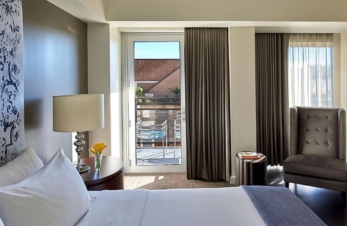 West Plaza Hotel | Best Place to Unwind! Pool, Pets Allowed, Near Nelson-Atkins Museum of Art