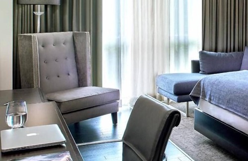 West Plaza Hotel | Best Place to Unwind! Pool, Pets Allowed, Near Nelson-Atkins Museum of Art