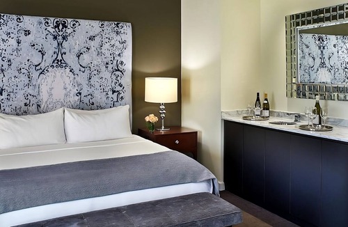 West Plaza Hotel | Best Place to Unwind! Pool, Pets Allowed, Near Nelson-Atkins Museum of Art