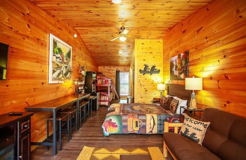 Benton Cabin | Bigfoot Lodge Room Two - Mountain Getaway