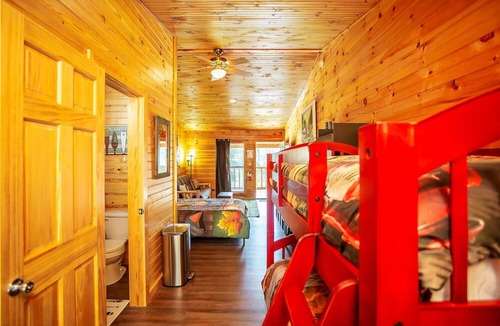 Benton Cabin | Bigfoot Lodge Room Two - Mountain Getaway