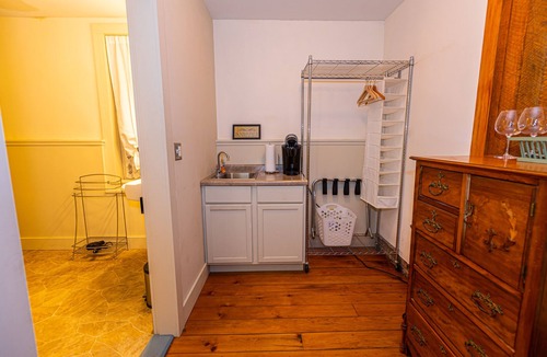 Alma House | Blue Door Inn- Entire Building