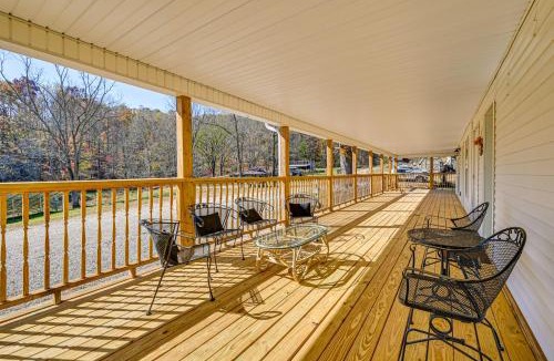 Hardyville House | Bonnieville Farmhouse on 69 Acres w/Porch!