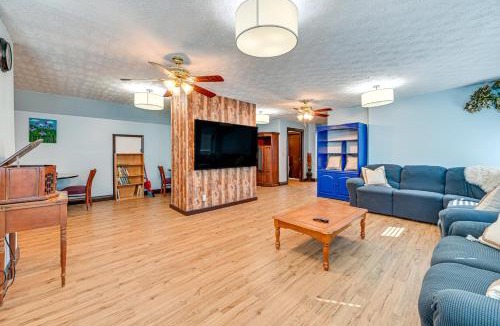 Hardyville House | Bonnieville Farmhouse on 69 Acres w/Porch!