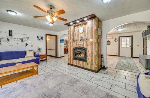 Hardyville House | Bonnieville Farmhouse on 69 Acres w/Porch!