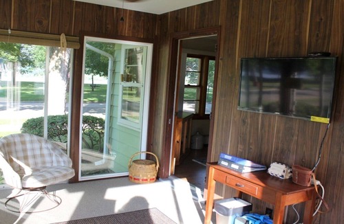Guttenberg House | Book now for a peaceful river view vacation! Walking distance to downtown.