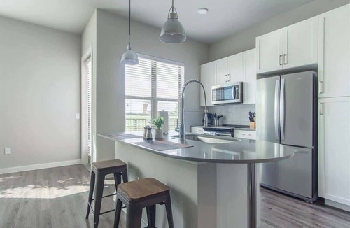 Allen Apartment | Boulevard Stays Luxury 1BR King Suite Pool Gym Parking - B