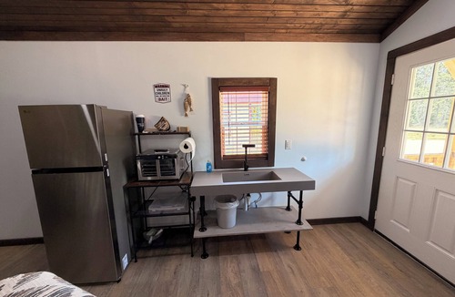 Iuka Cabin | BRAND NEW! 1-bedroom cabin with 2 Queen beds. Near PICKWICK LAKE