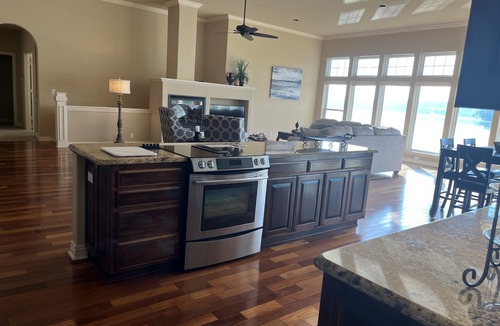 Bella Vista House | Breathtaking Lake Front Home