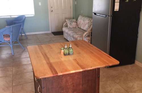 Tropic House | Breezy Cool Vacation Comfy House close to Beaches