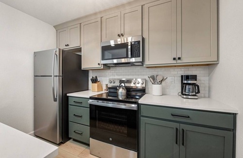 Manhattan Apartment | Bright 3BR with Pool Access Near K-State Stadium