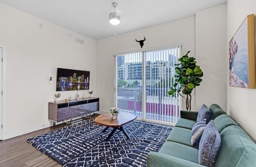 Midtown Apartment | Bright and Airy 2 Bed on Biscayne Blvd with Free Park
