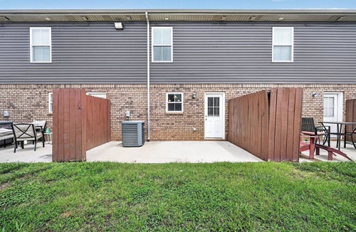 Clarksville Apartment | Bright, Modern 2 bedroom Home Away From Home