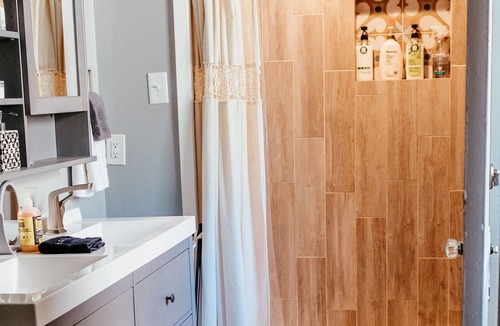 Capital View House | Brooks Solar House with Backyard Spa Oasis