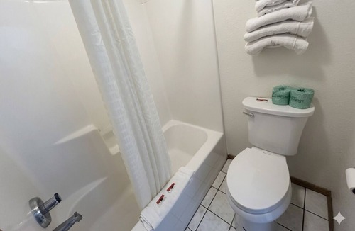 Greenville Hotel | Budget-Friendly Greenville Stay | Free Parking | Near Downtown Greenville