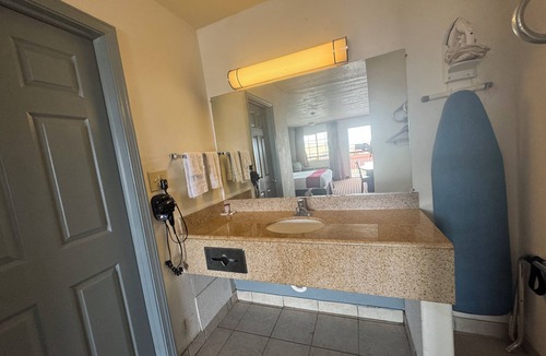 Salina Hotel | Budget Host Inn