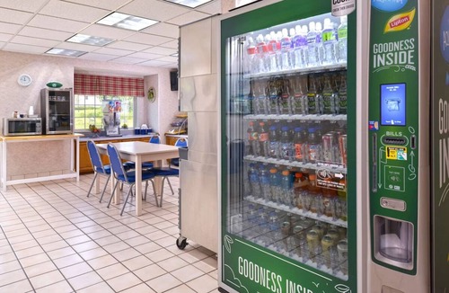 Maryville Hotel | Budget-Minded Traveler's Dream: Comfortable Room with Breakfast Included