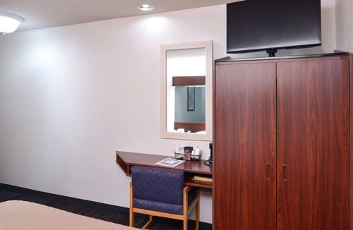 Maryville Hotel | Budget-Minded Traveler's Dream: Comfortable Room with Breakfast Included