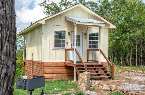 Rockwell Cabin | Cabin #1 @ Rock Creek Cabins! King Bed! 15 min. to Bathhouse Row! Pet Friendly!