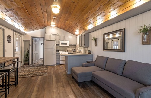 Palmer Cabin | Cabin By The Lake centrally located, full kitchen, washer & dryer