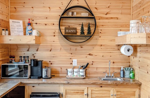 Rockwell Cabin | Cabin #3 @ Rock Creek Cabins! King Bed! 15 min. from Hot Springs National Park!