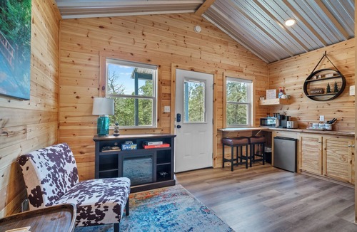 Rockwell Cabin | Cabin #3 @ Rock Creek Cabins! King Bed! 15 min. from Hot Springs National Park!