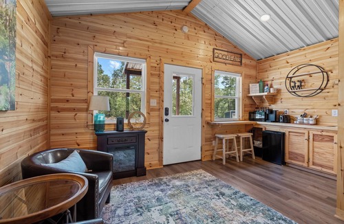 Mid America Cabin | Cabin #4 @ Rock Creek Cabins! Kin Bed! 15 min. from National Park! Pet Friendly!