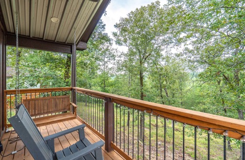 Mid America Cabin | Cabin #4 @ Rock Creek Cabins! Kin Bed! 15 min. from National Park! Pet Friendly!
