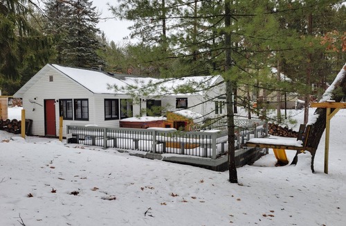 Coloma Cabin | Cabin with lake access, relaxation in the pines