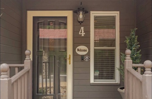 Bella Vista House | CaddyShack~ Newly remodeled townhome yards from back 40 bike trails
