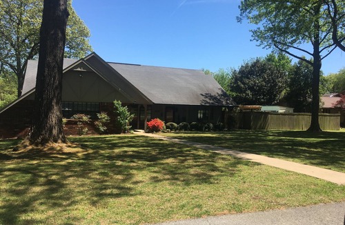 Bentonville House | Castle Cove Bentonville.private home with pool across from Crystal Bridges