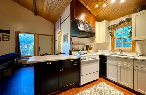 Boles Apartment | Cedar Loft Suite at Sacred Pines Lodge