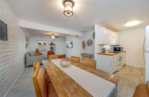 Julia Keen House | Central/Clean/3 BR 2 BA/Remodeled/Fenced
