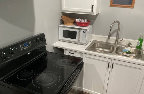 La Vergne House | Charming 2-bedroom but 4 beds house in welcoming La Vergne with WiFi, AC