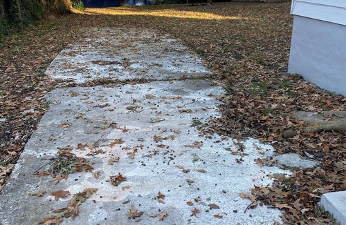 University District Cottage | Charming 2-bedroom cottage with AC in Memphis - WiFi included