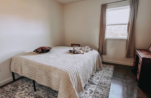 Easley House | Charming 2-bedroom Farmhouse in Rocheport