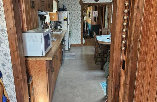 Houston County House | Charming 2-bedroom farmhouse with WiFi, AC in enchanting Houston
