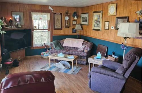 Houston County House | Charming 2-bedroom farmhouse with WiFi, AC in enchanting Houston