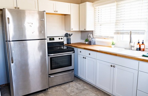 Ashley Oaks House | Charming 2 Bedroom Retreat in Prime Location!